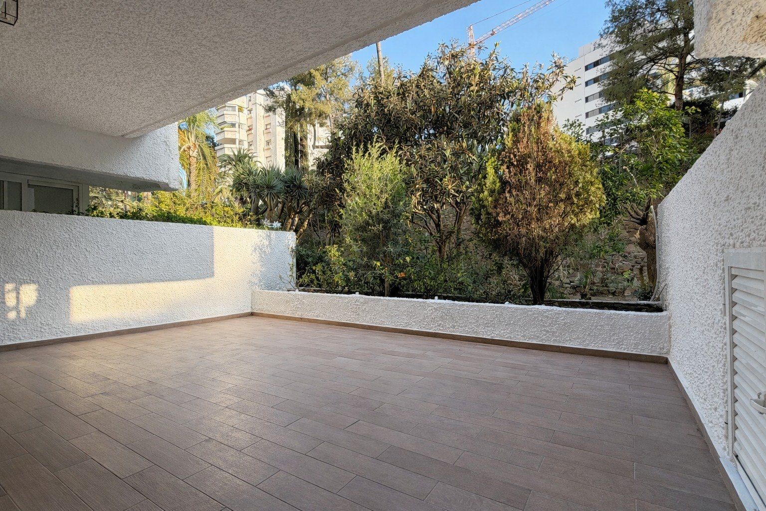 Maravilloso apartamento en planta baja sin amueblar, ubicado en la Milla de Oro, Marbella