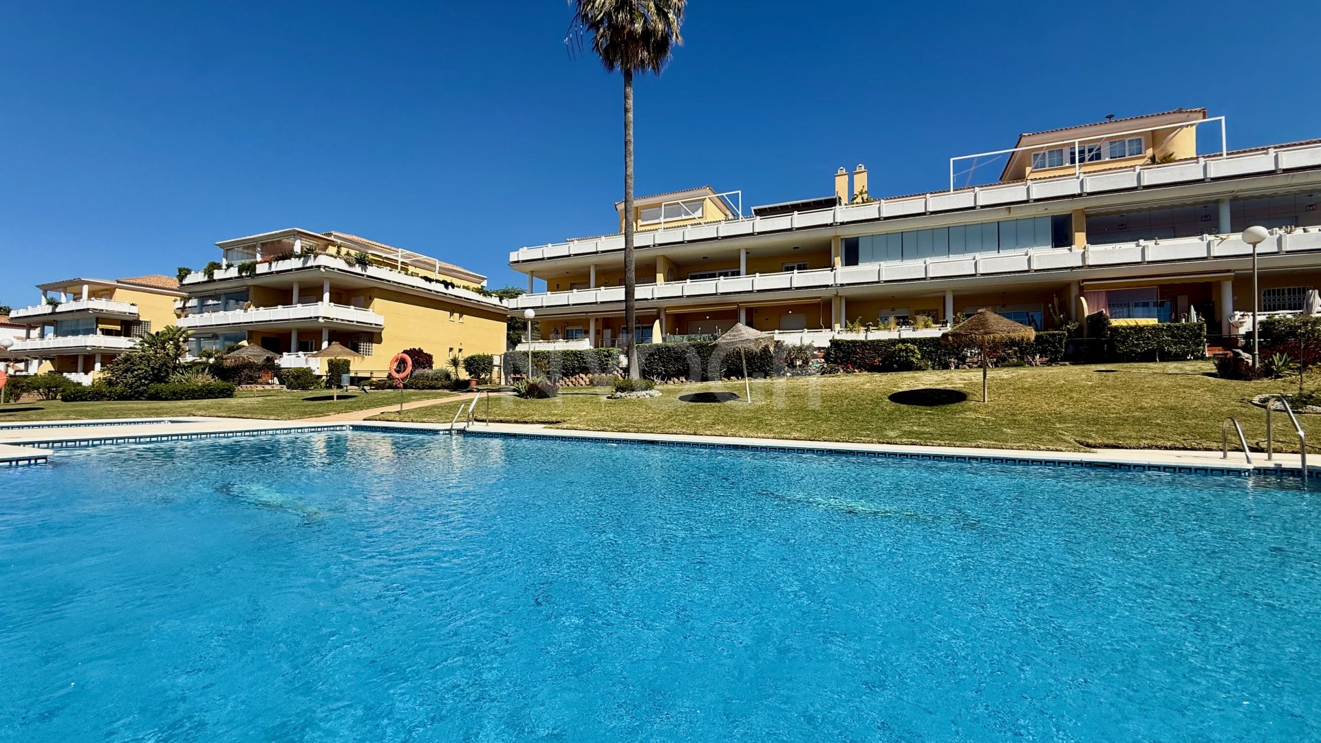 Apartment to rent in Cabopino, Marbella East