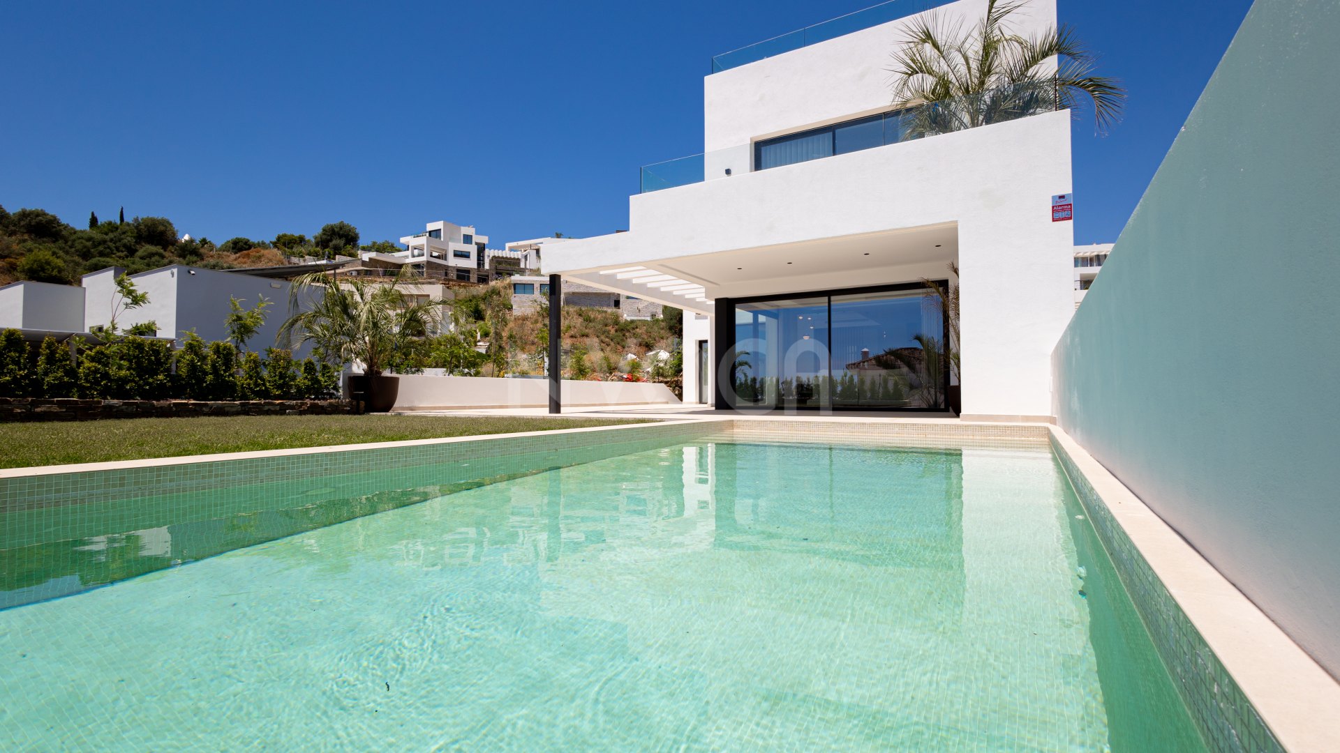 Villa Olive - Luz, privacidad y vida mediterránea en las colinas de Higuerón, lista para entrar a vivir ya