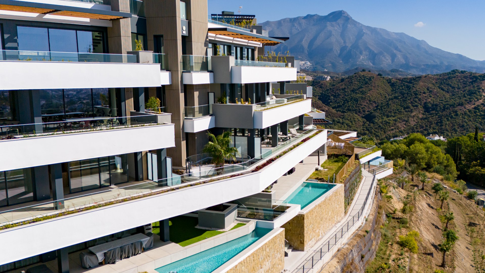 Fantastischer Komplex von Wohnungen mit 3 und 4 Schlafzimmern und Panoramablick auf das Meer.
