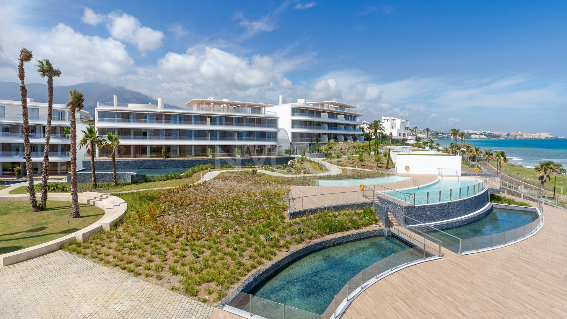 Fabulous apartment on a frontline beach location in Estepona