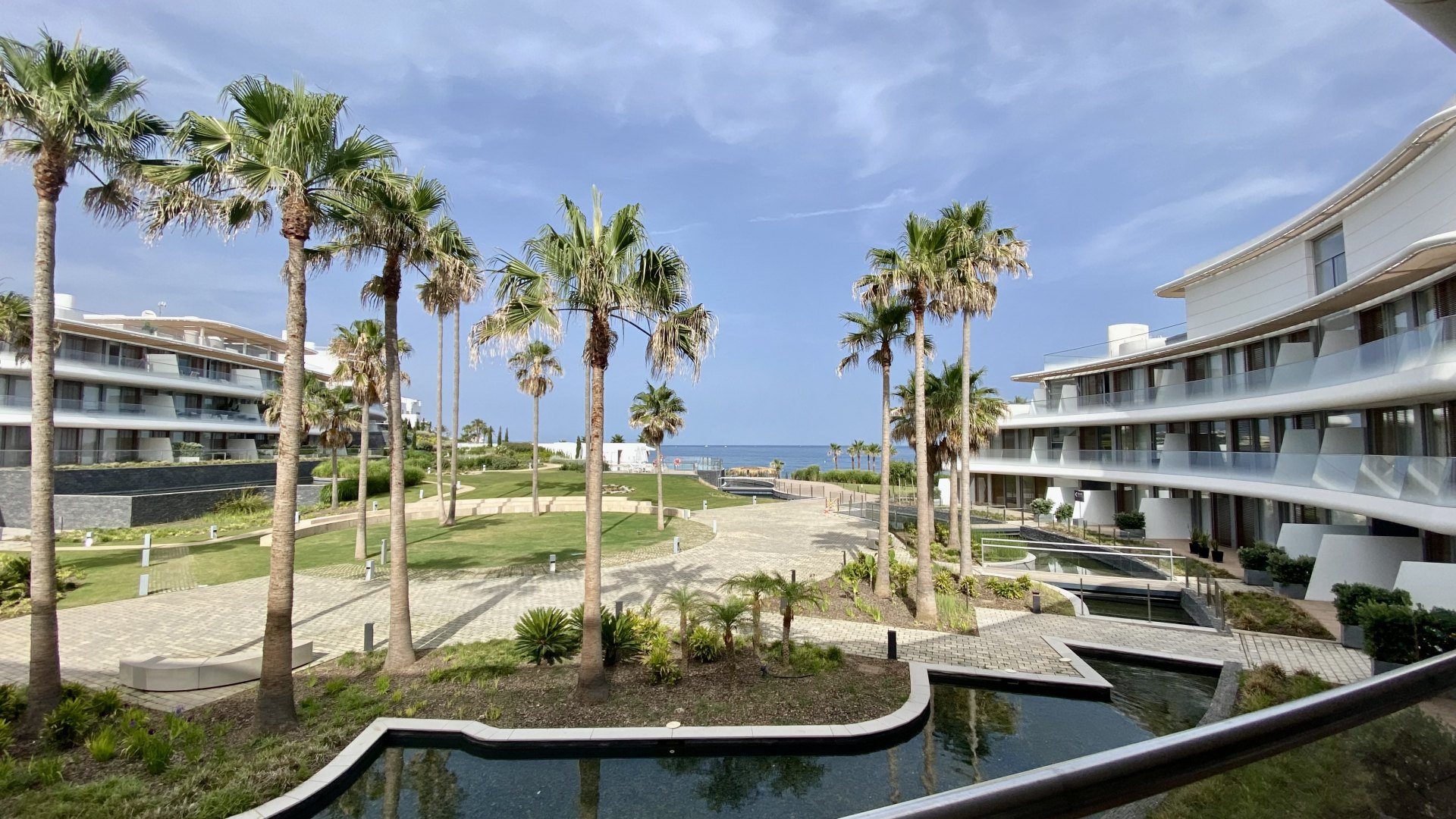 Fabulous apartment on a frontline beach location in Estepona