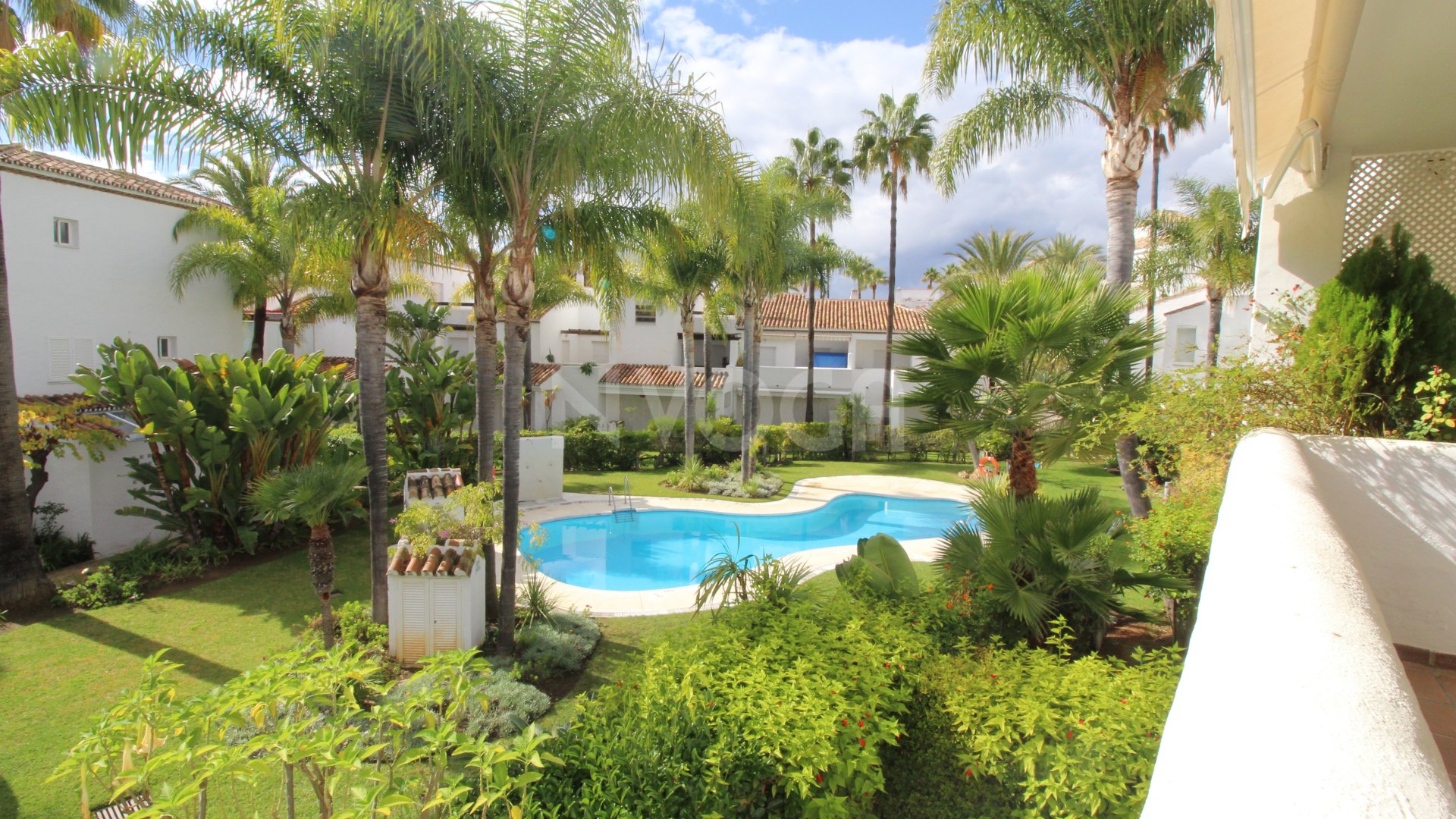 4 bed Townhouse on a frontline beach complex in Bahia de Marbella