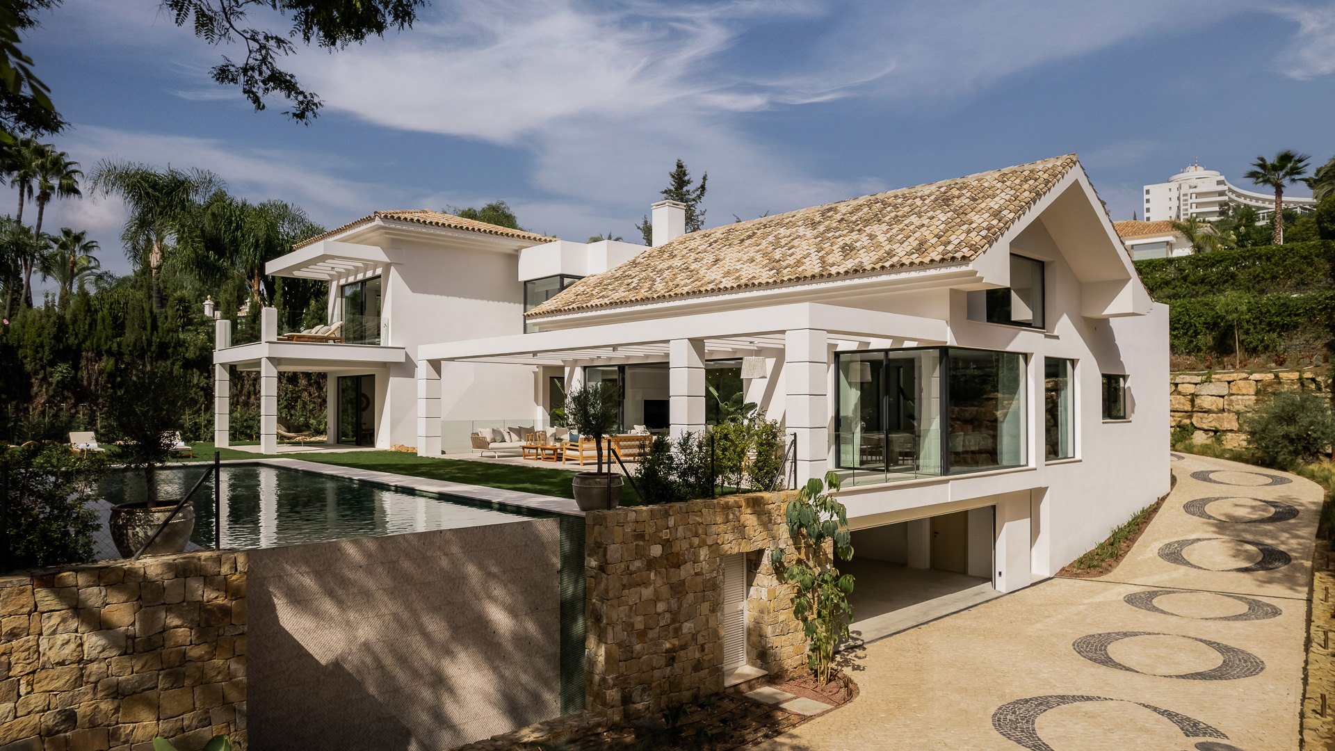 Preciosa villa de nueva construcción ubicada en El Paraíso, Estepona