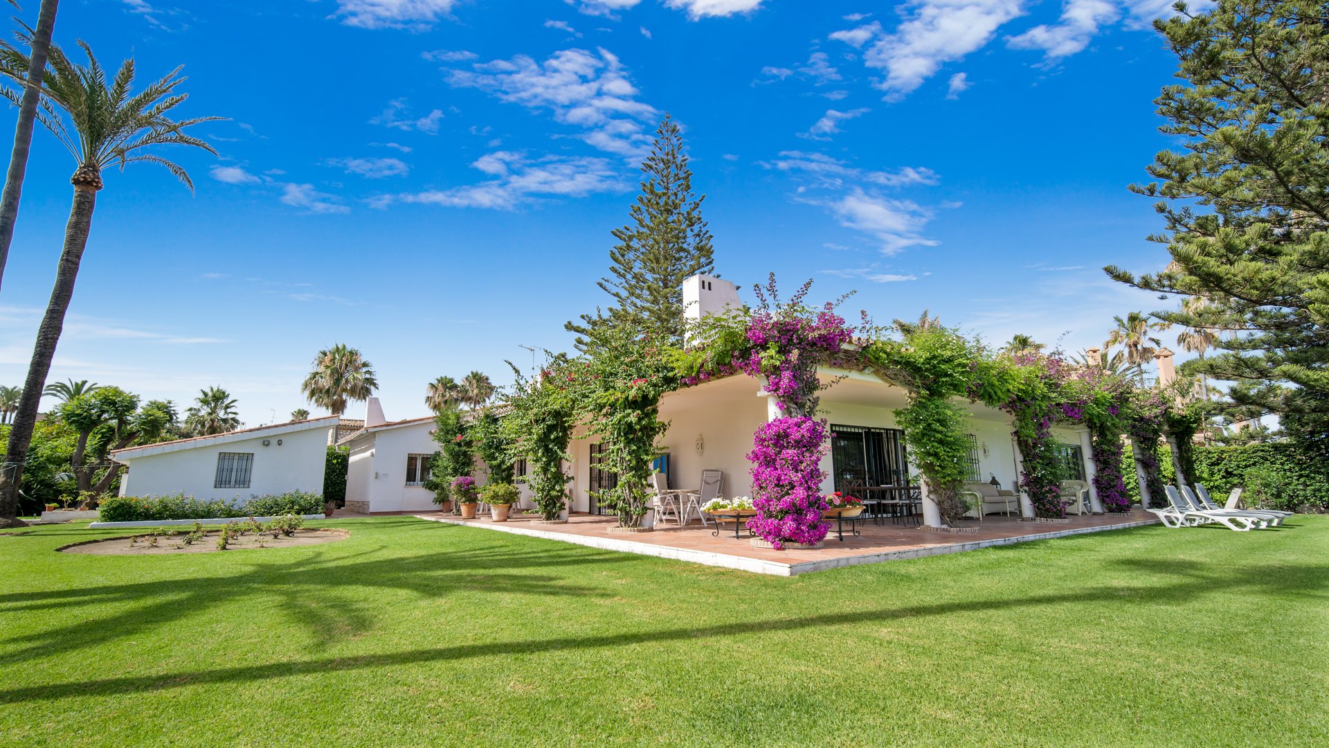 Preciosa villa clásica en primera línea de playa en Estepona