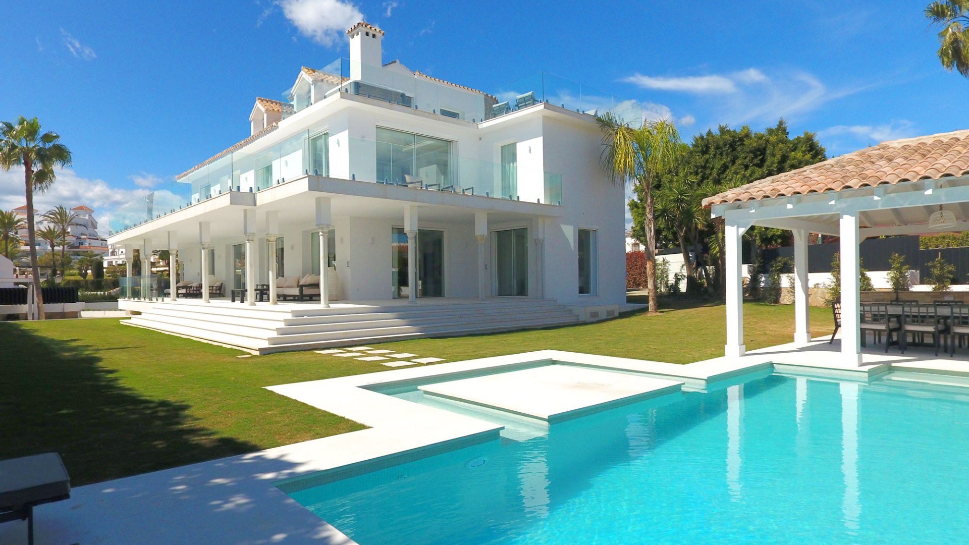 Impresionante villa con vistas al mar en Nueva Andalucía, Marbella