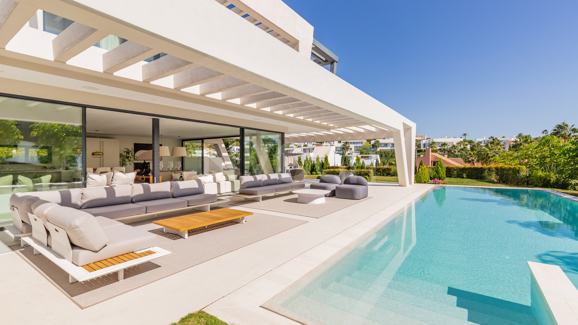 Espectacular Villa en Nueva Andalucía (Marbella) frente a campo de golf Las Brisas