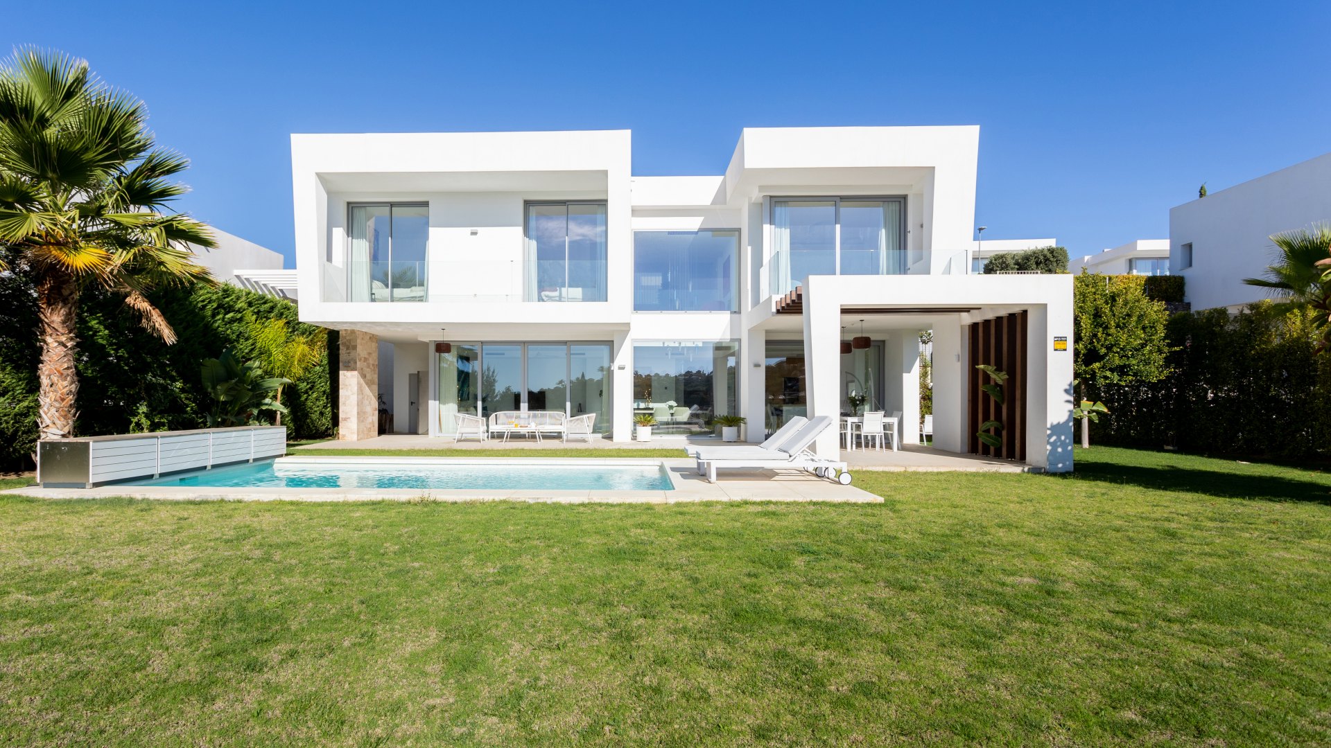 Modern luxury frontline golf in Santa Clara Golf, with spectacular mountains and sea views