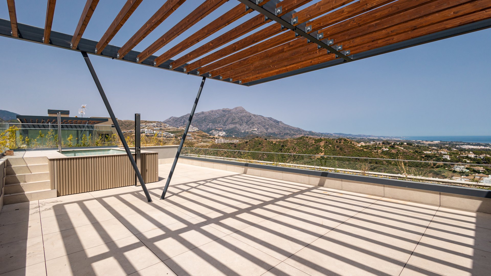 Luxury New-Build Penthouse with Private Rooftop Pool and Panoramic Sea Views in La Quinta, Benahavís