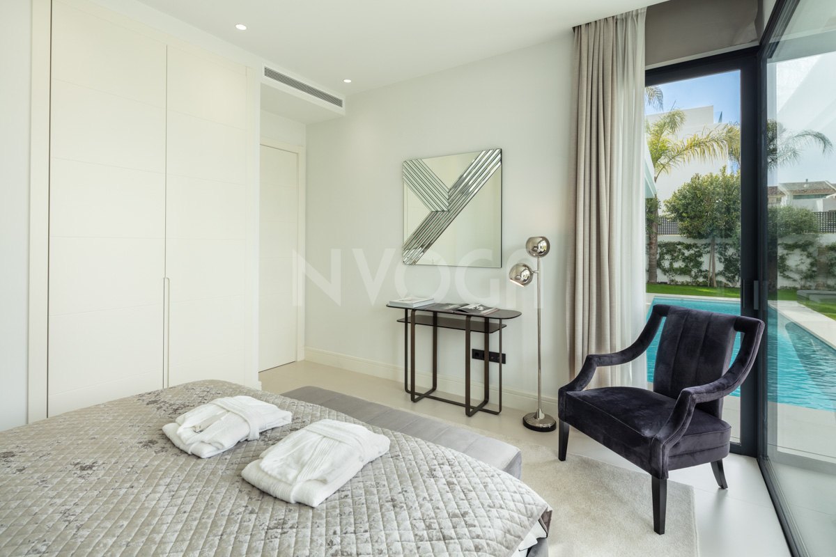Impressive beachside villa in Rio Verde Playa, Marbella Golden Mile