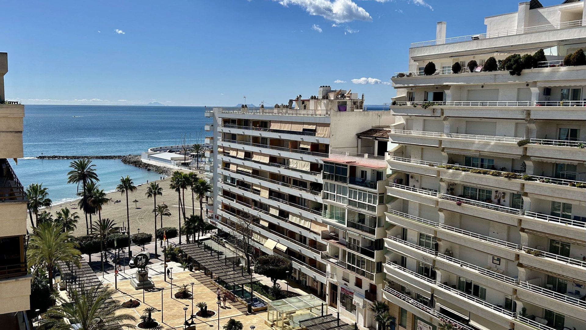 Coqueto apartamento con excepcional ubicación junto a la playa, el Paseo Marítimo y el Puerto Deportivo de Marbella