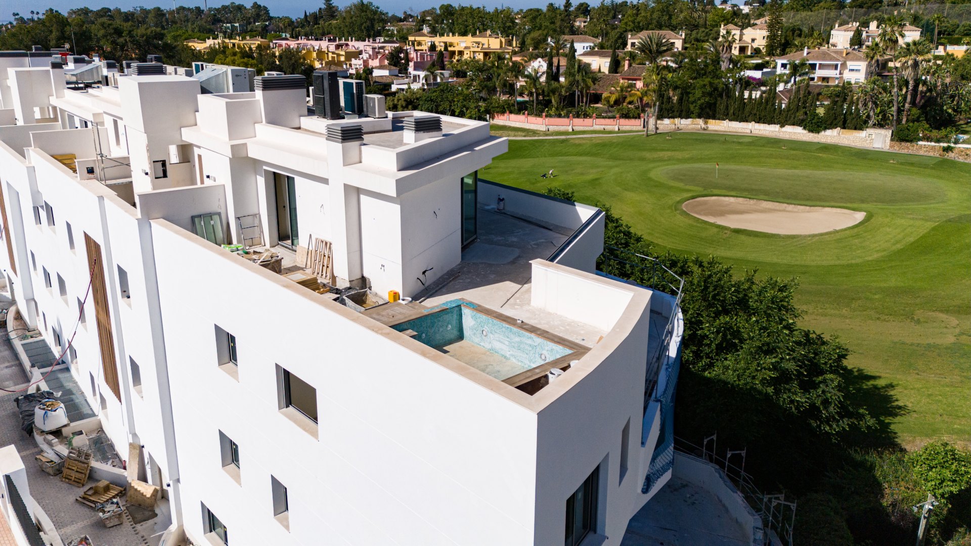ENTREGA EN 2026. Precioso ático en PRIMERA LÍNEA DE GOLF en Guadalmina, Marbella