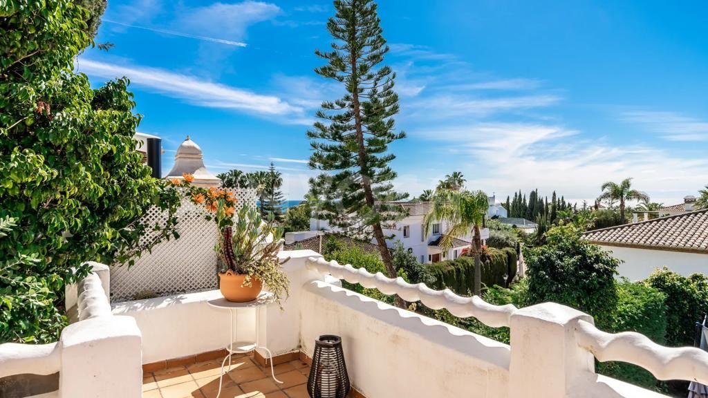 Fantástica casa adosada a 5 minutos andando del mar en Bahía de Marbella, Marbella Este