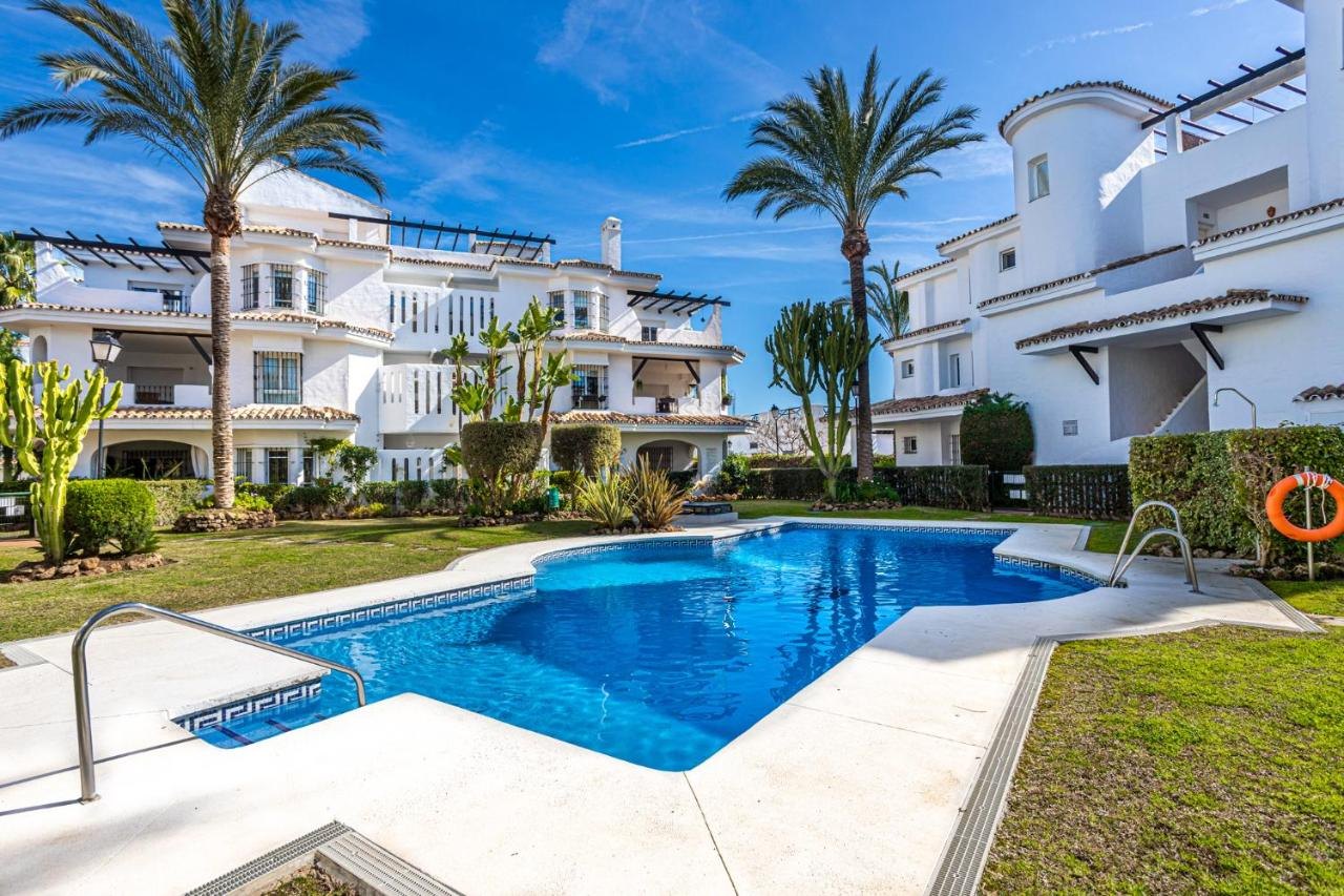 Dream location in this wonderful flat in Los Naranjos, Marbella.