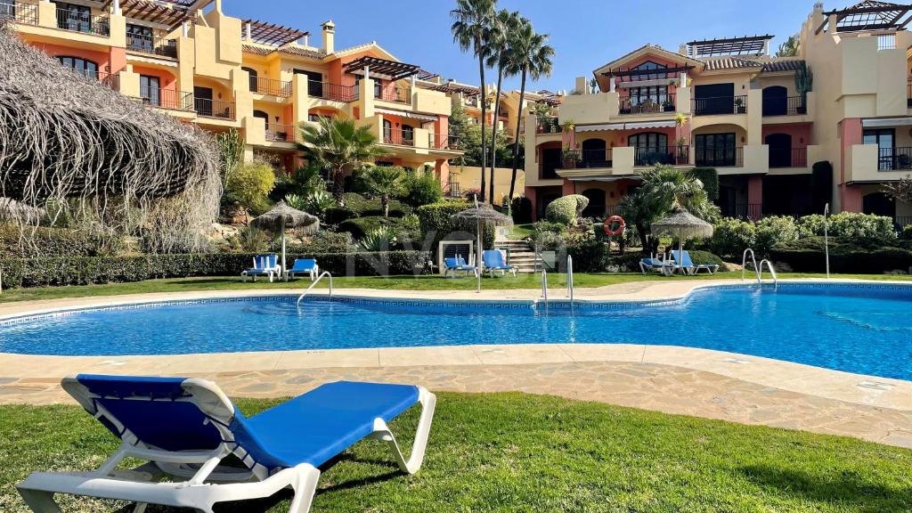 Fabuloso apartamento a pie de golf en Los Arqueros, Benahavis