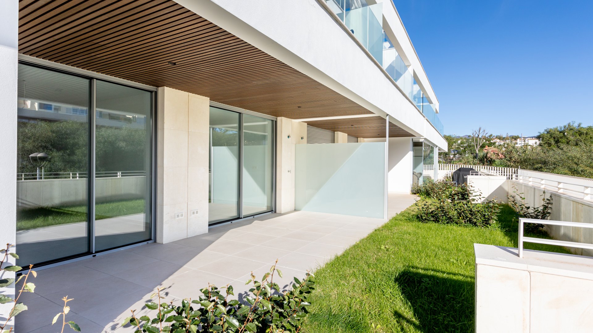 A un paso del mar en Elviria Playa, apartamento en Planta Baja en Residencial Estrella del Mar, Marbella