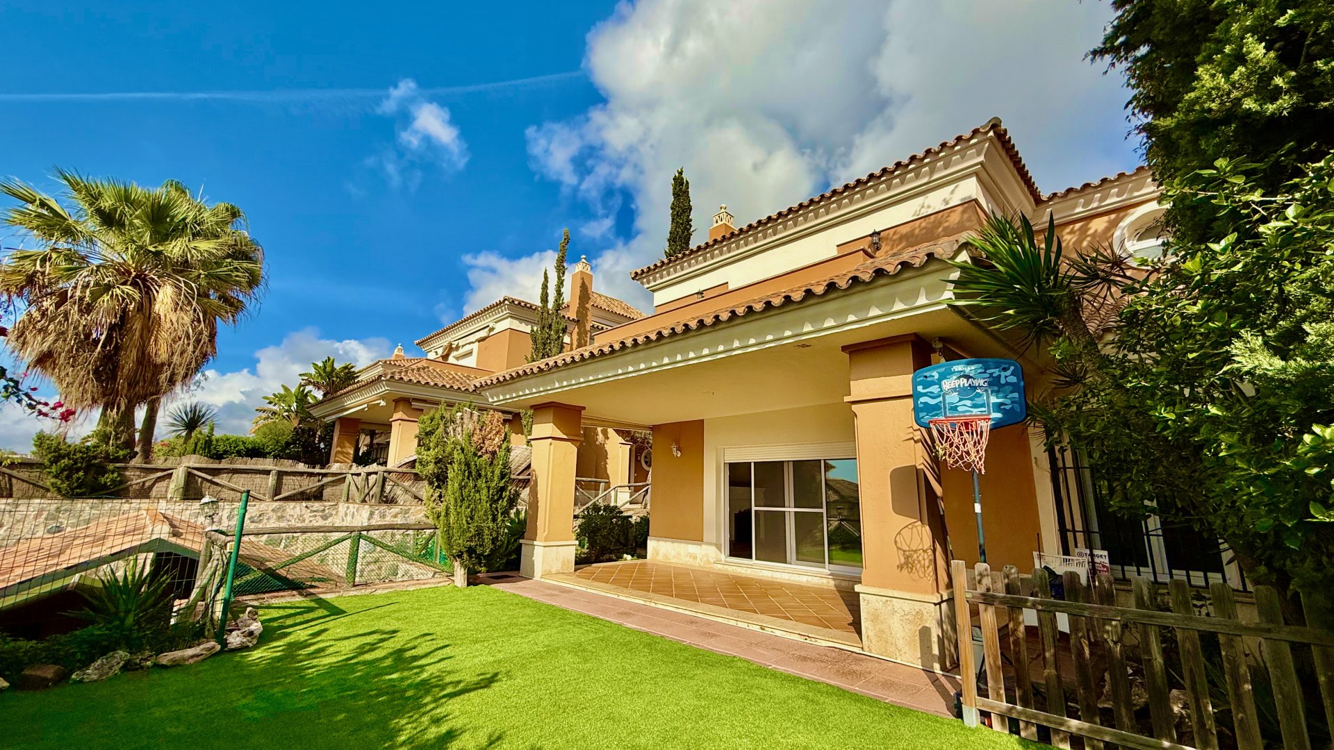 Spectacular Townhouse in Santa Clara Golf - Marbella East, Ready to move in!