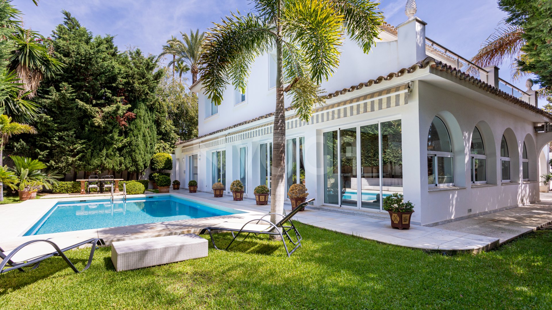 Luxury 5-bedroom villa in Los Monteros beach (Marbella) – steps from the sea with private pool