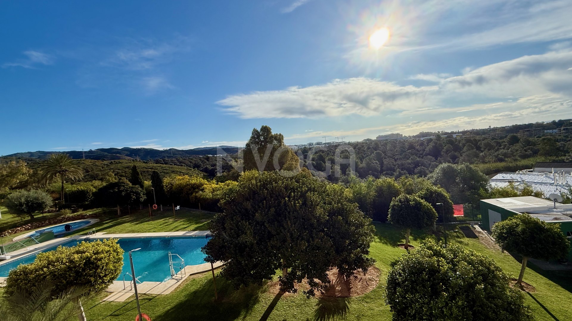 Ático amplio y luminoso sin amueblar en Marbella Este – Río Real