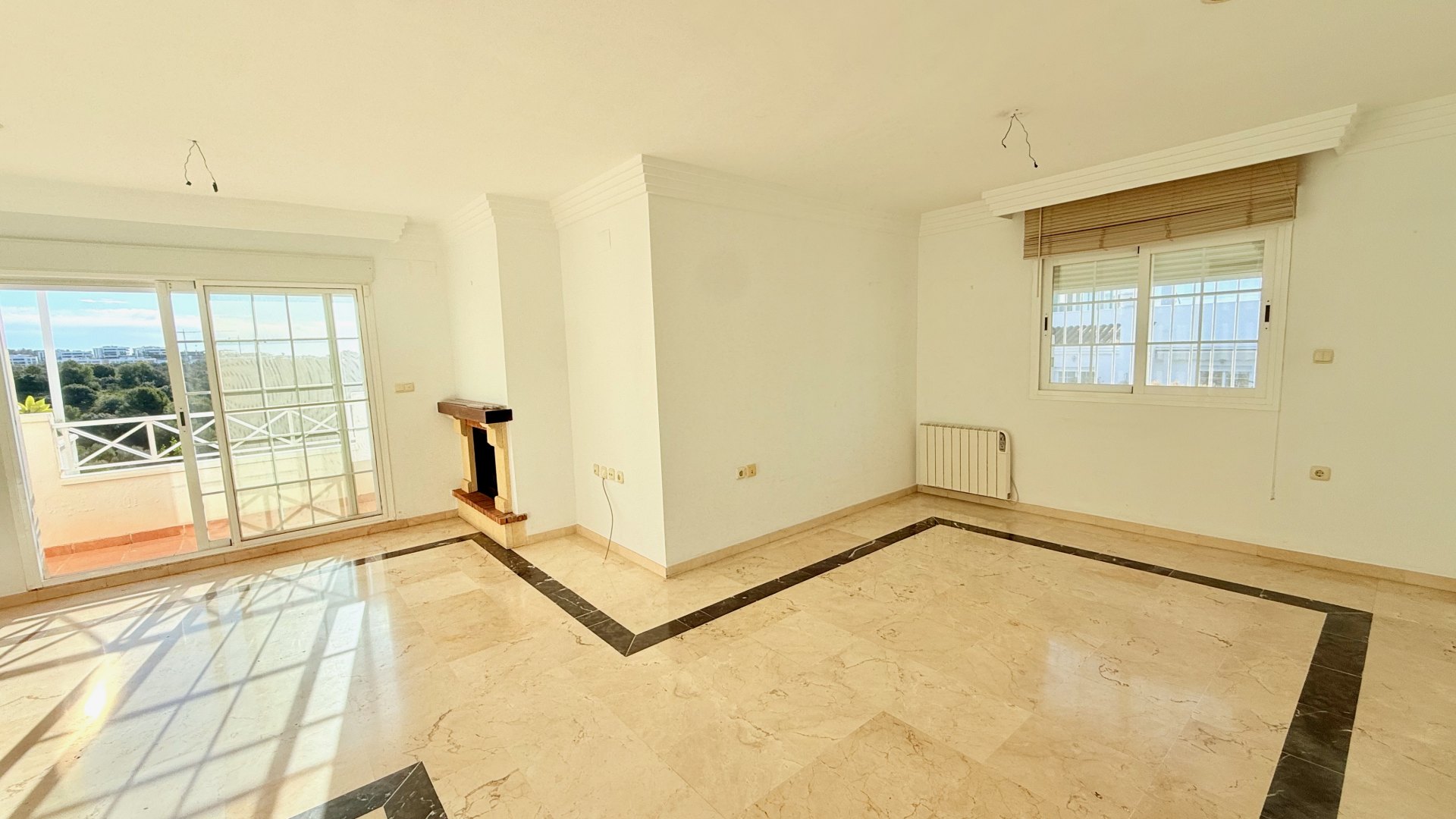 Ático amplio y luminoso sin amueblar en Marbella Este – Río Real