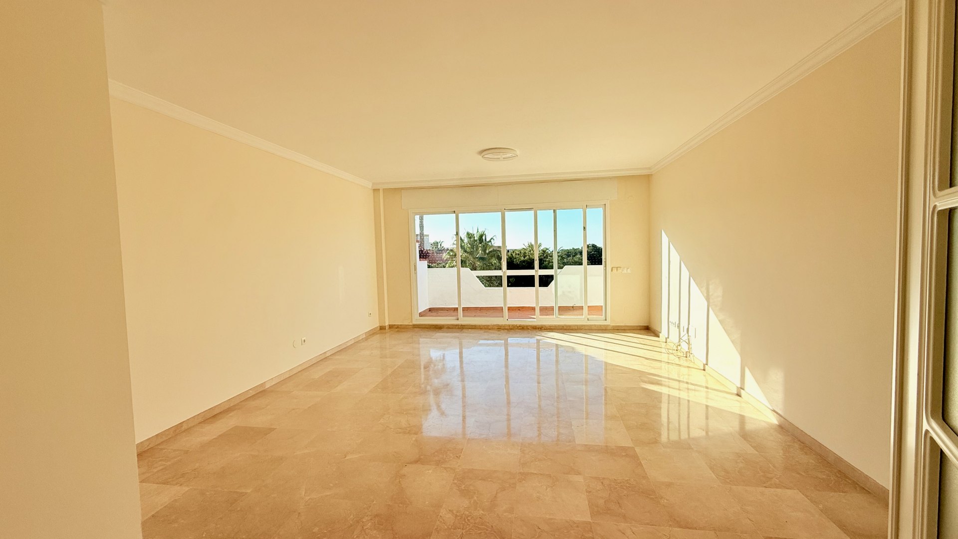 Bright unfurnished flat in Elviria Beach, East Marbella