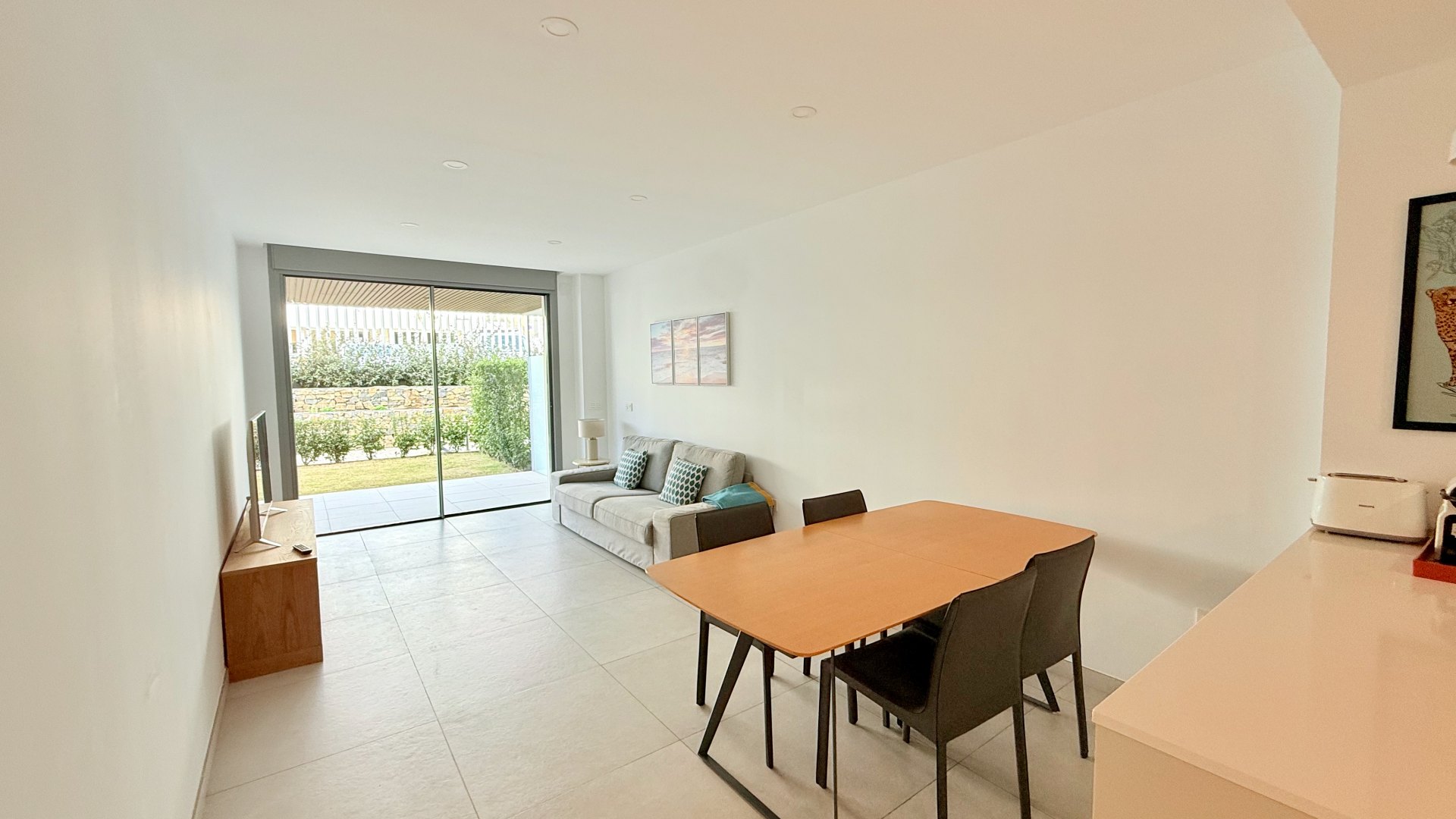 Newly built ground floor apartment, ready to move into, in Elviria beach, Marbella East