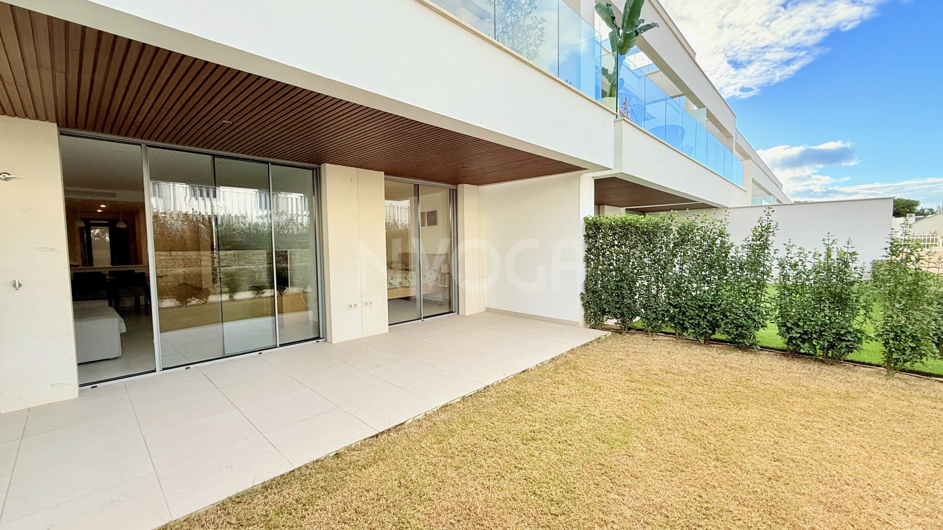 Apartamento en planta baja de obra nueva, listo para entrar a vivir en Elviria playa, Marbella Este