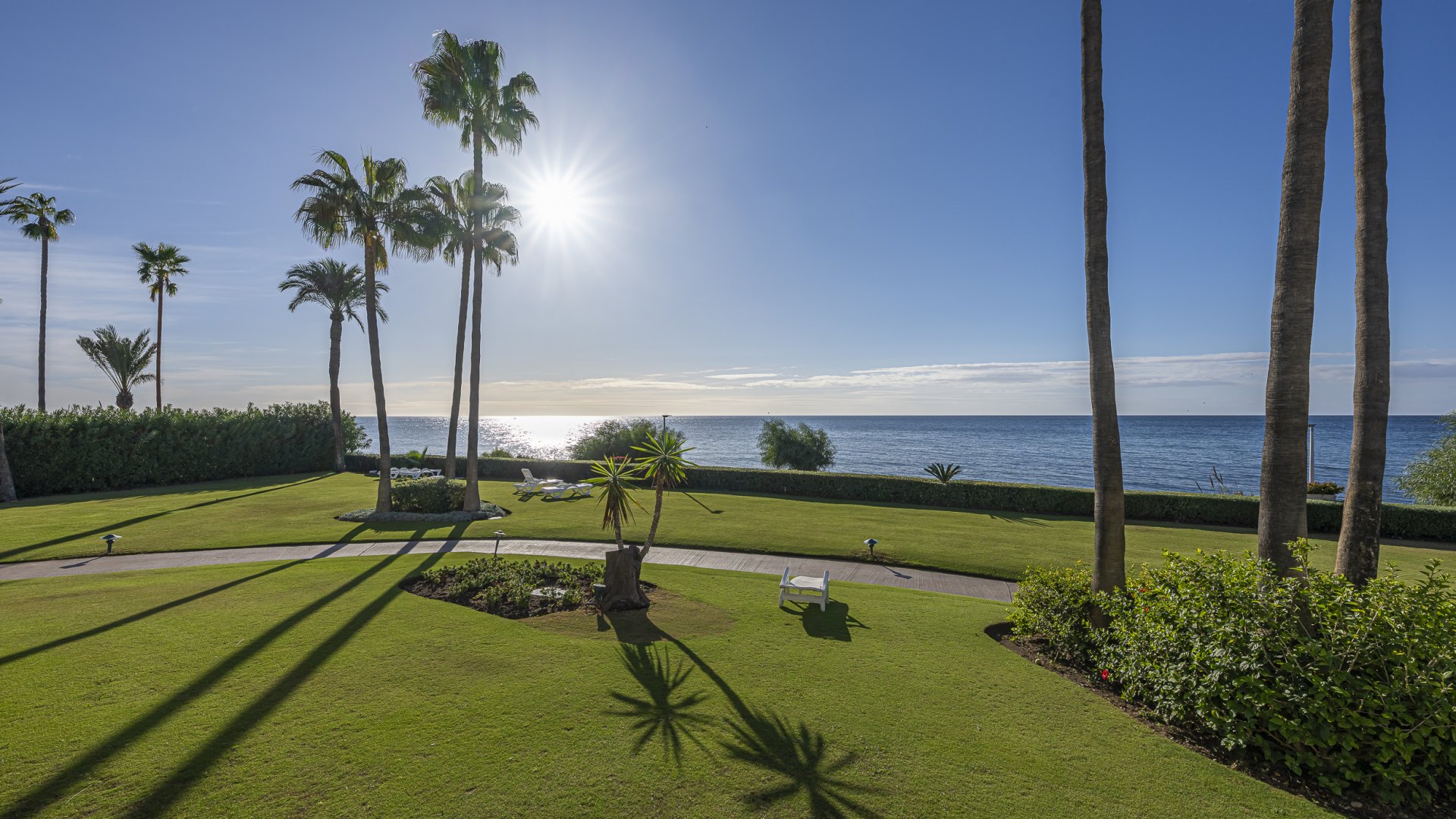 Apartamento de lujo en planta baja frente al mar en Estepona