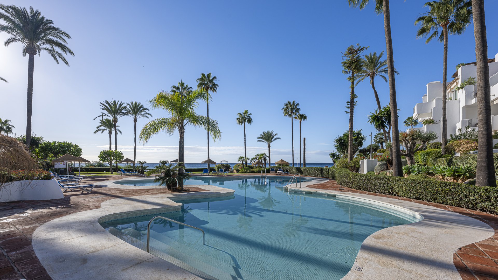 Apartamento de lujo en planta baja frente al mar en Estepona