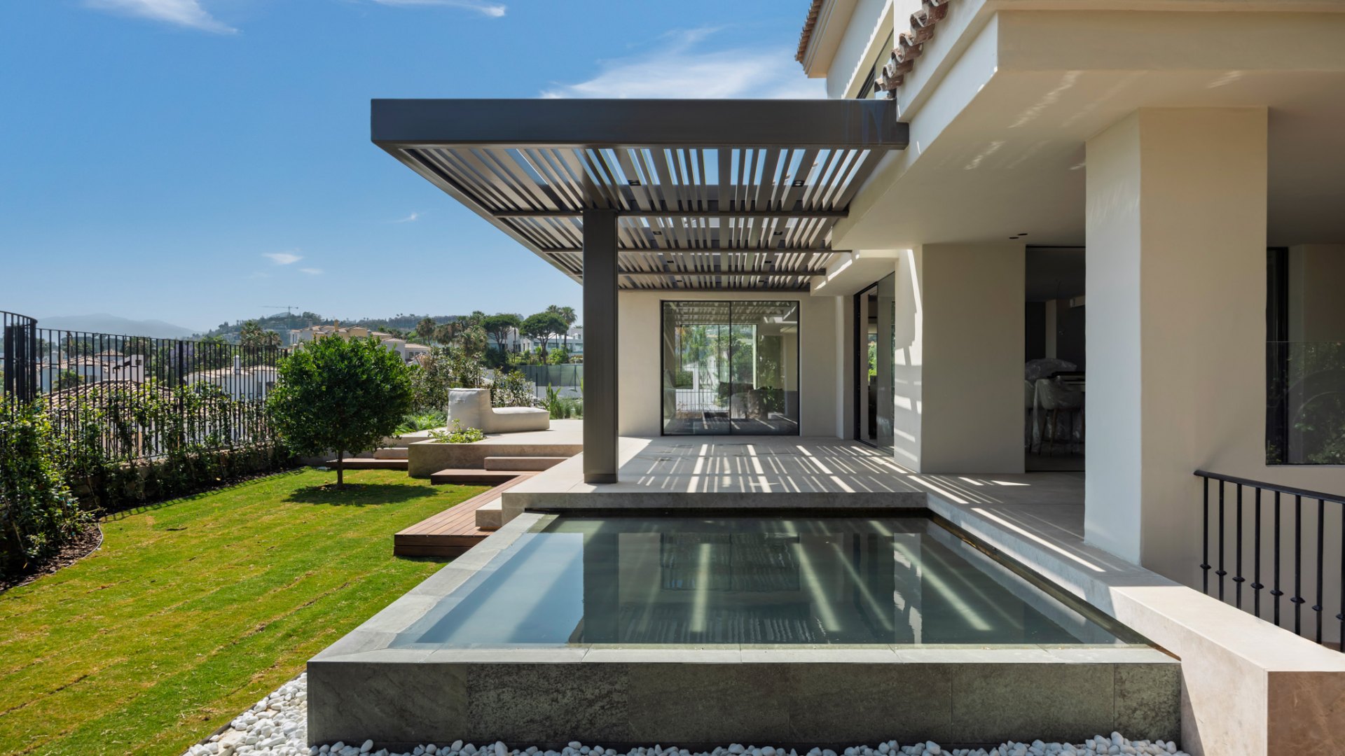 BALINESE-STYLE LUXURY VILLA IN THE HEART OF GOLF VALLEY