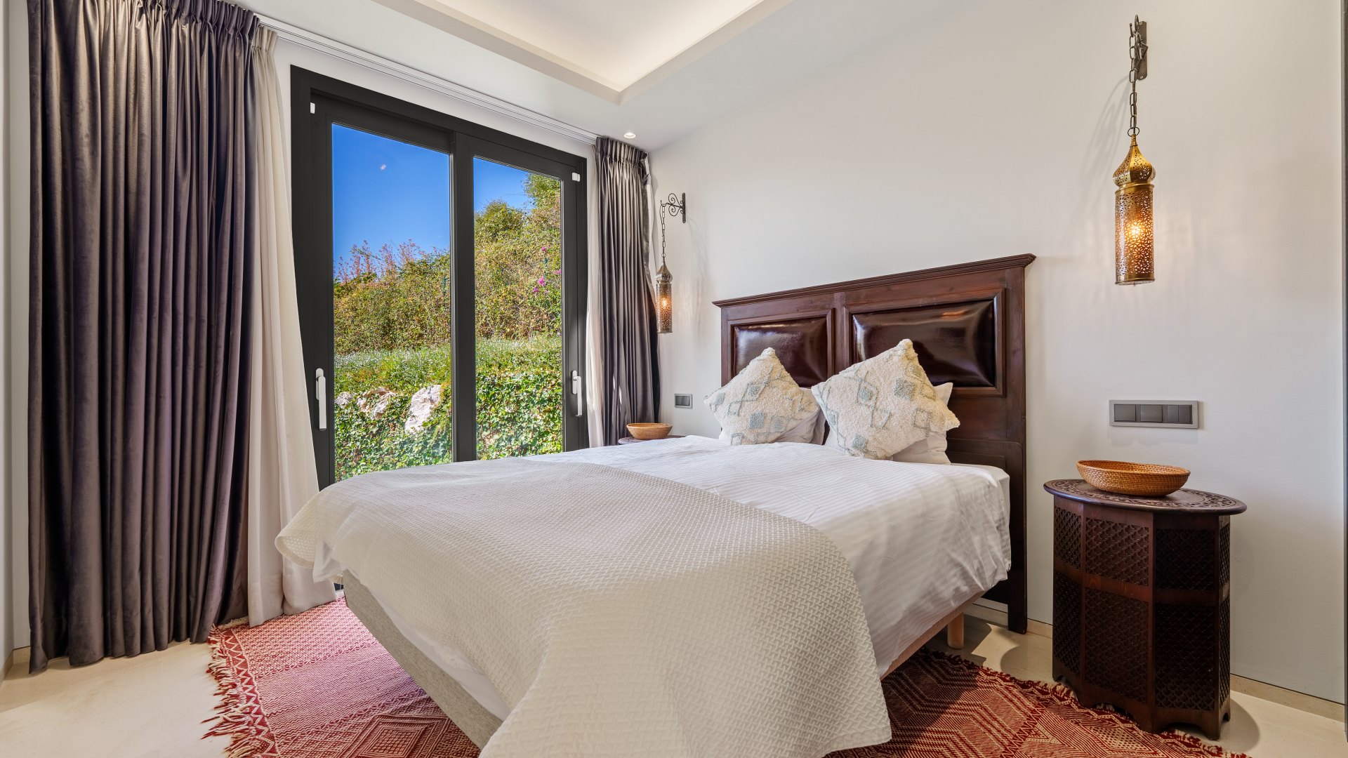 Elegant Modern Villa with Pool & Golf Views in Nueva Andalucía