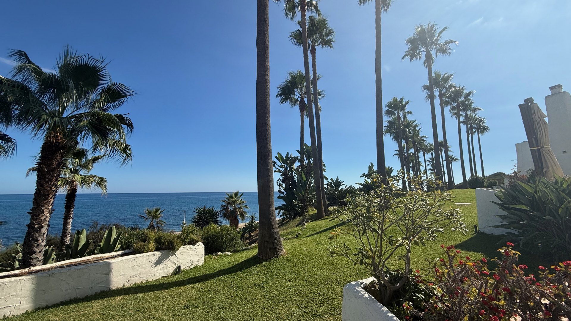 Beachfront townhouse in Casares – Acapulco residential area, Estepona