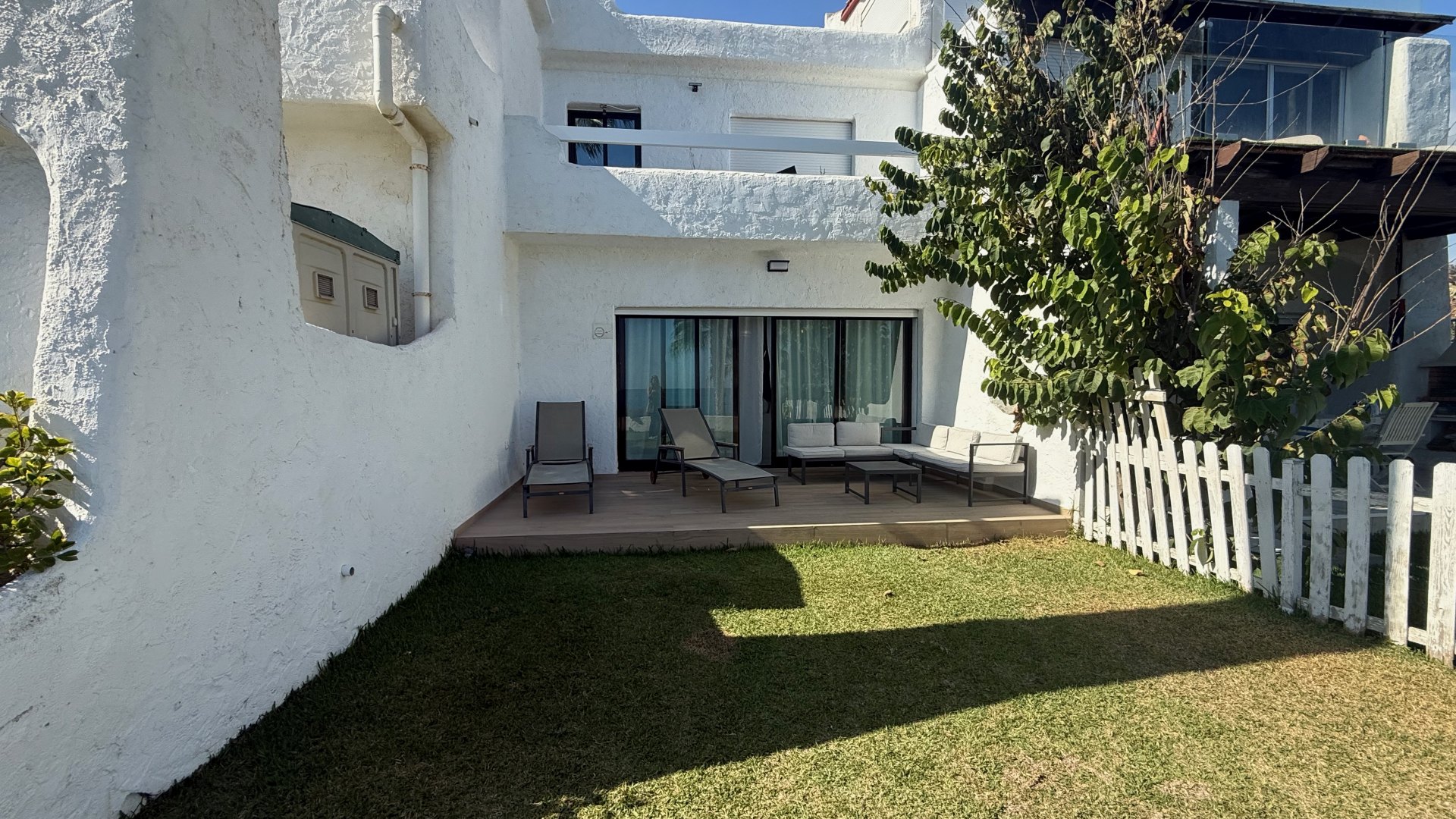 Adosado en primera línea de playa en Casares – Urbanización Acapulco, Estepona