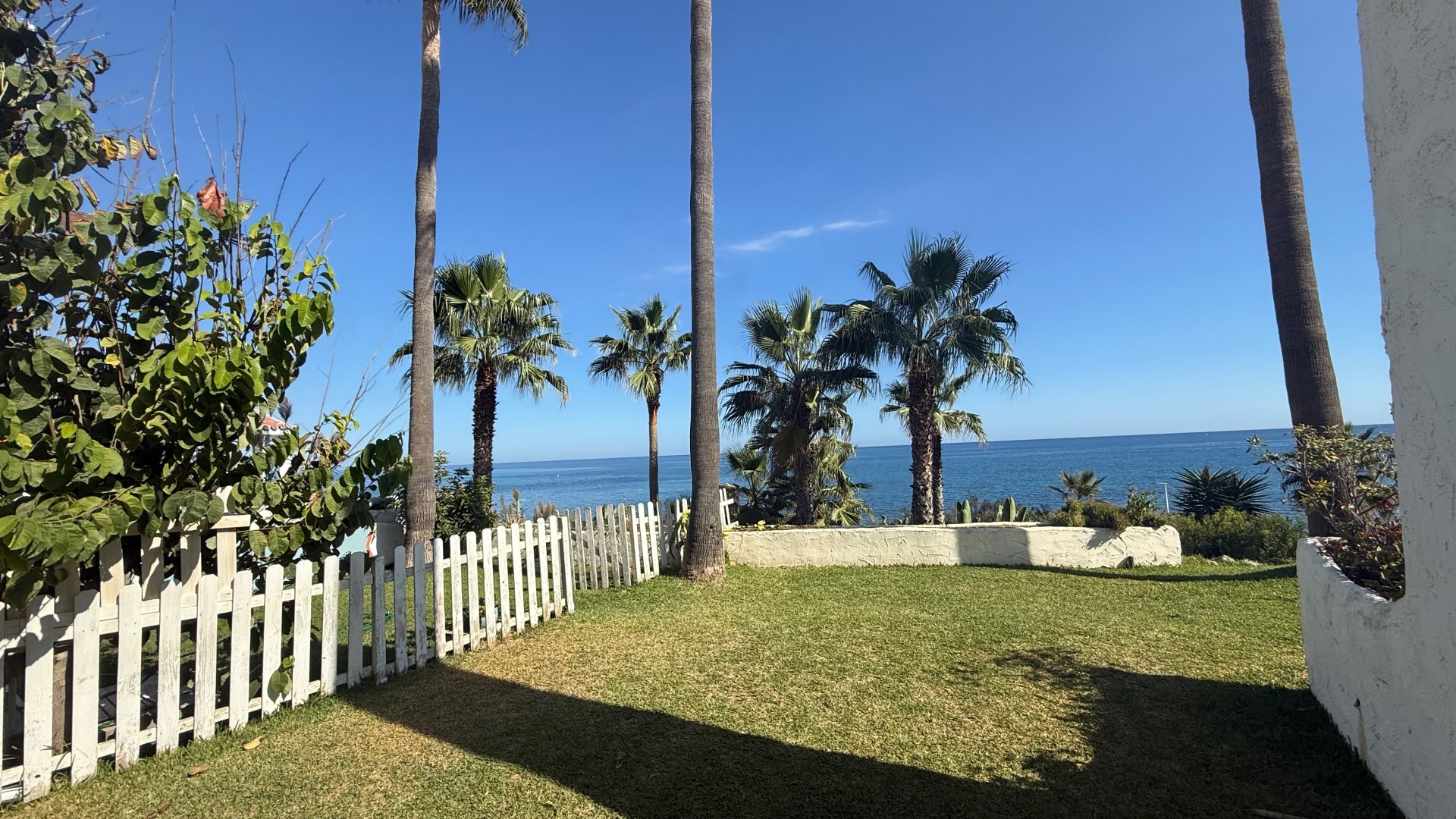 Beachfront townhouse in Casares – Acapulco residential area, Estepona