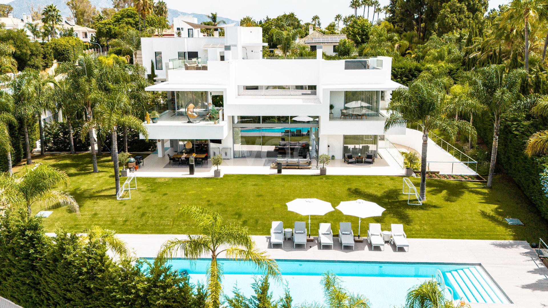 Luxury Six-Bedroom Villa in Guadalmina Baja, Marbella