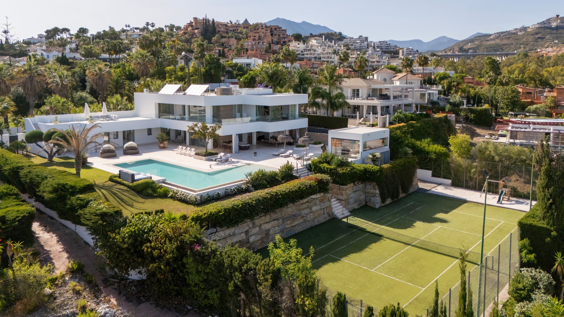 Stunning Contemporary Villa with Panoramic Views in La Cerquilla, Nueva Andalucía