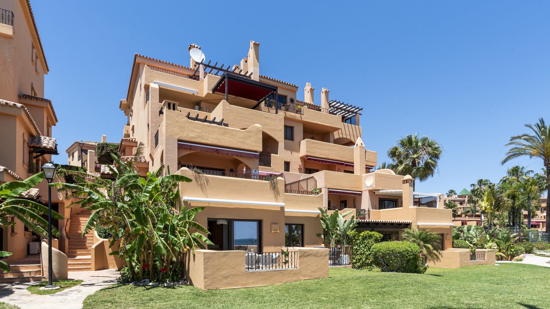 Elegant Beachfront Apartment – Riviera Andaluza, Estepona