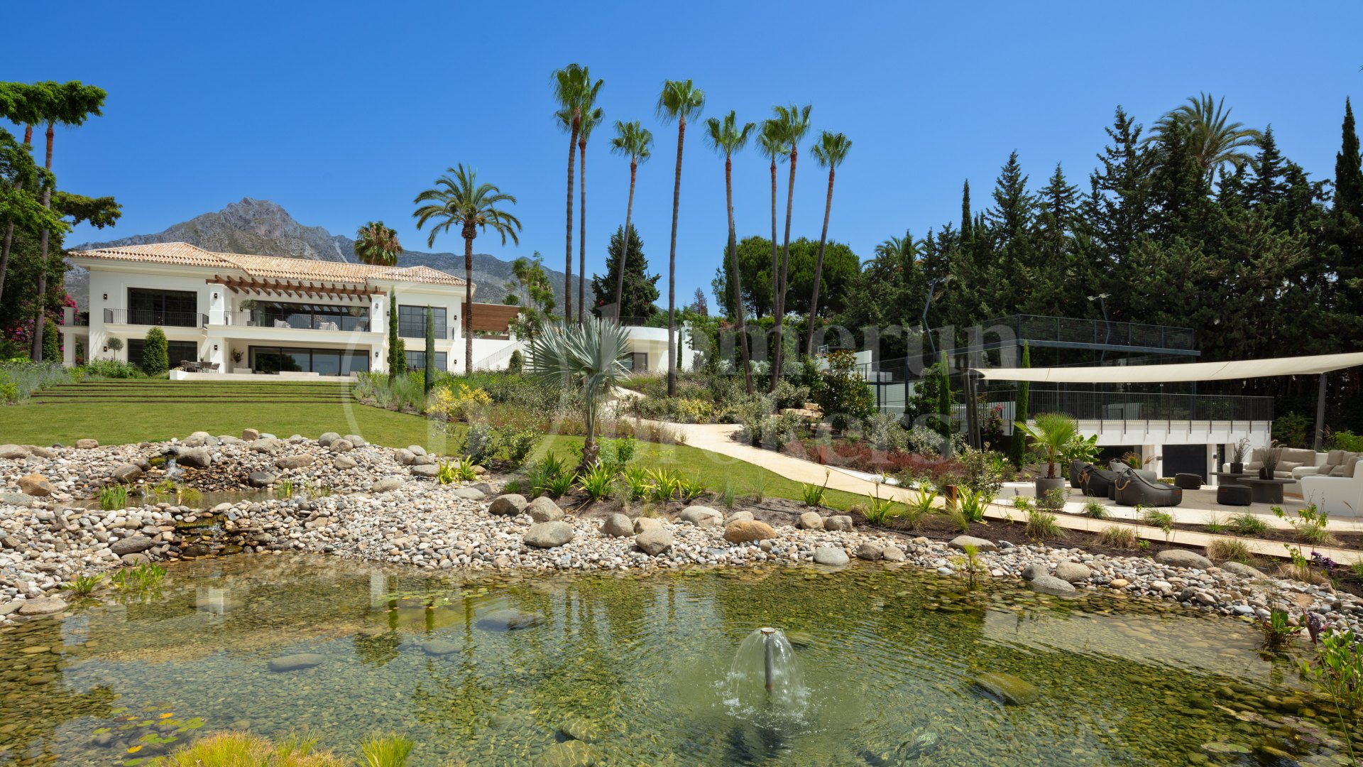 Las Fuentes - Fabulous Mansion ligger i utkanten av Marbella, Rocio de Nagueles