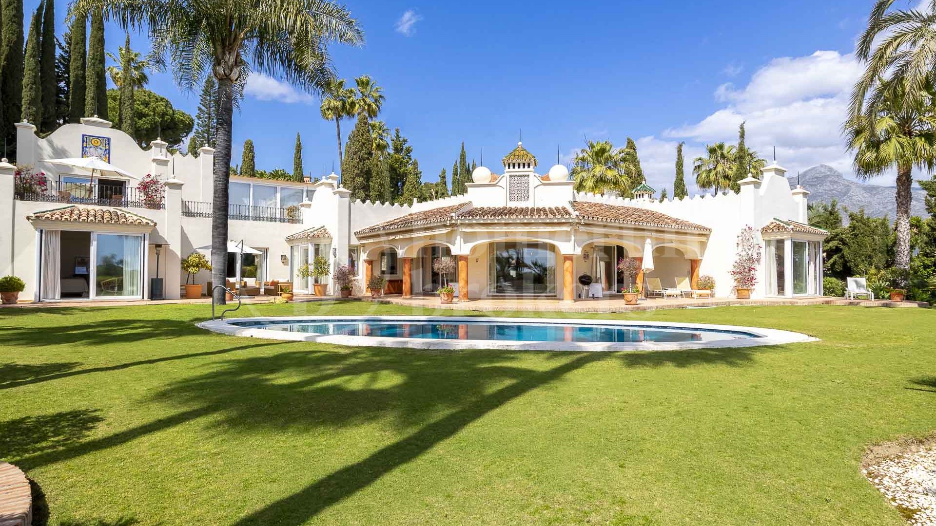 Villa Leon - Luxurious Retreat with Stunning Views