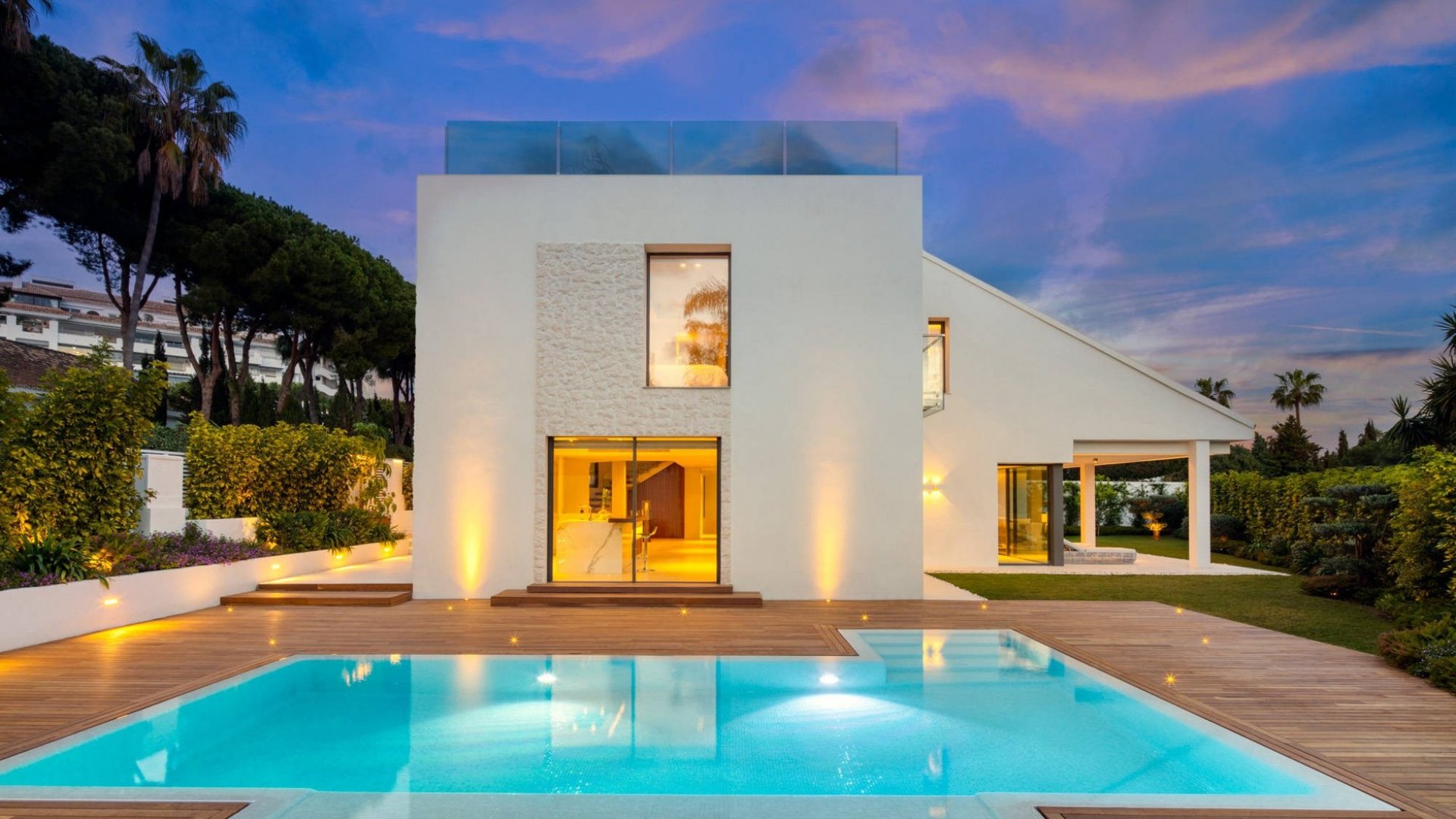 Villa by the beach in Puerto Banús