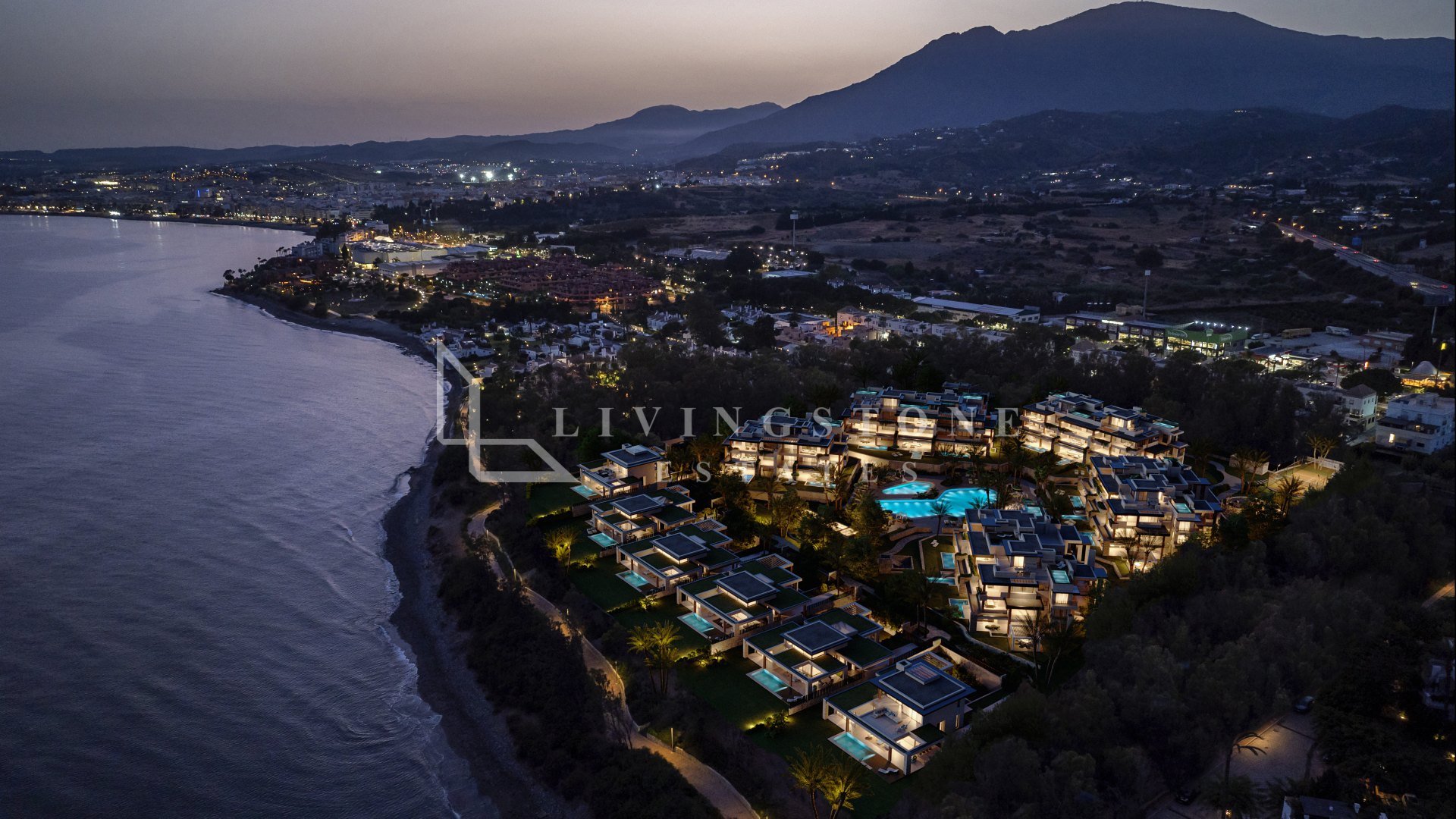 Promoción Exclusiva en Primera Línea de Playa en Estepona: Apartamentos y Villas.