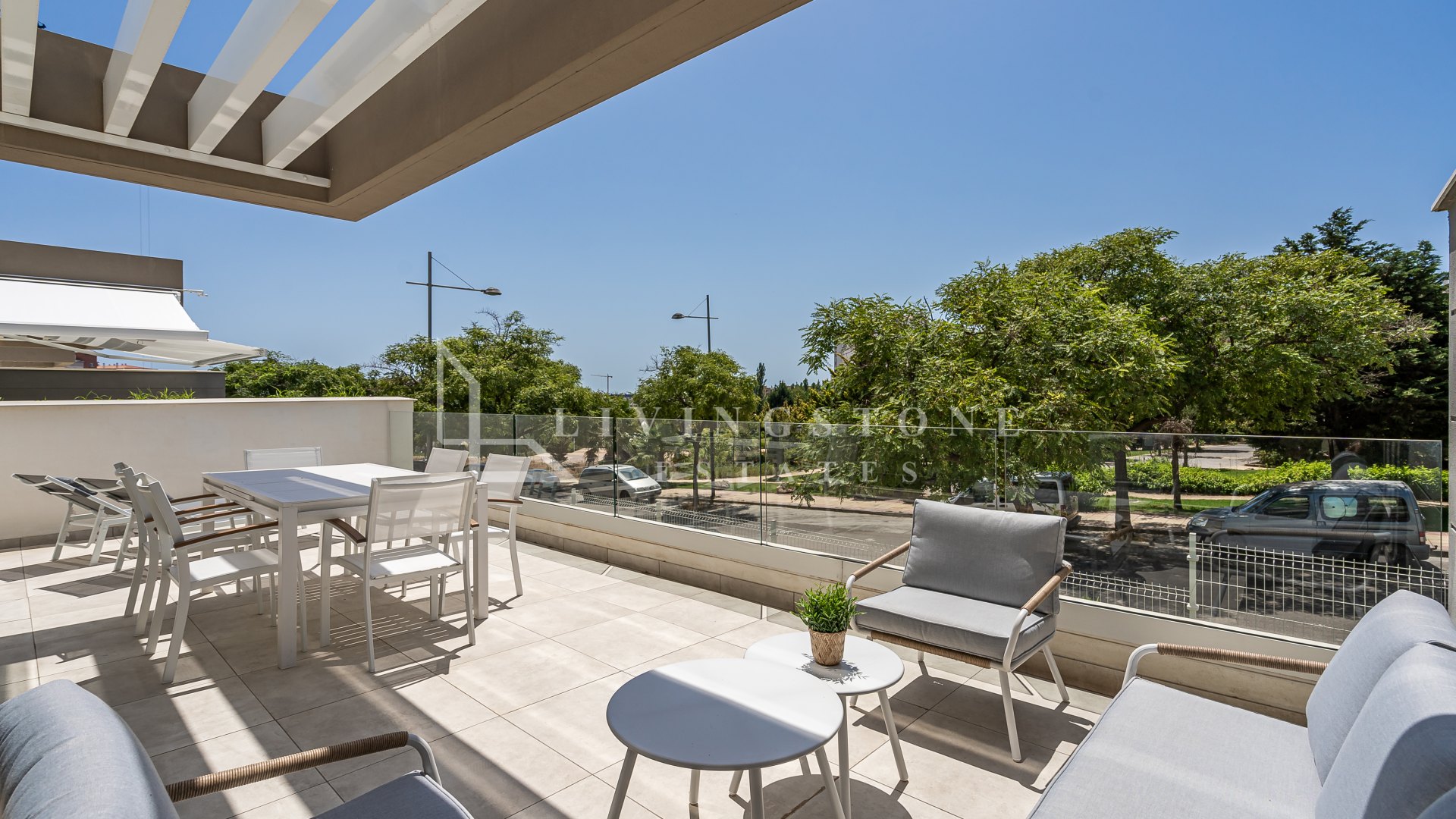 Apartamento contemporáneo en planta baja elevada en South Bay, Estepona