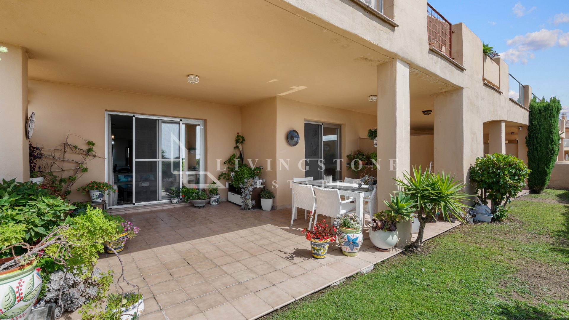 Elegant Ground Floor Apartment with Sea Views in La Resina Golf, Estepona