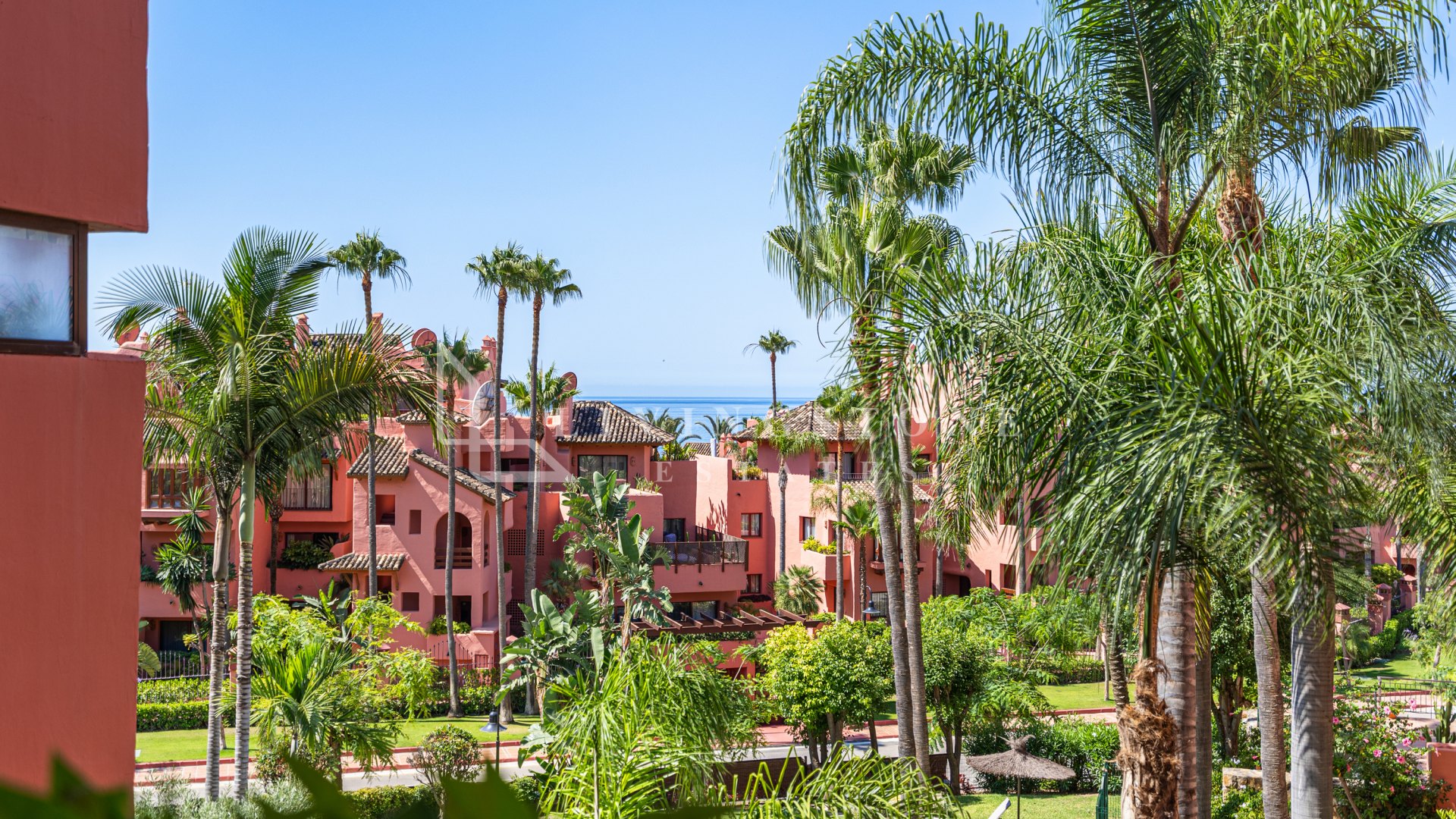 Lovely beachside apartment for sale on New Golden Mile, Estepona!
