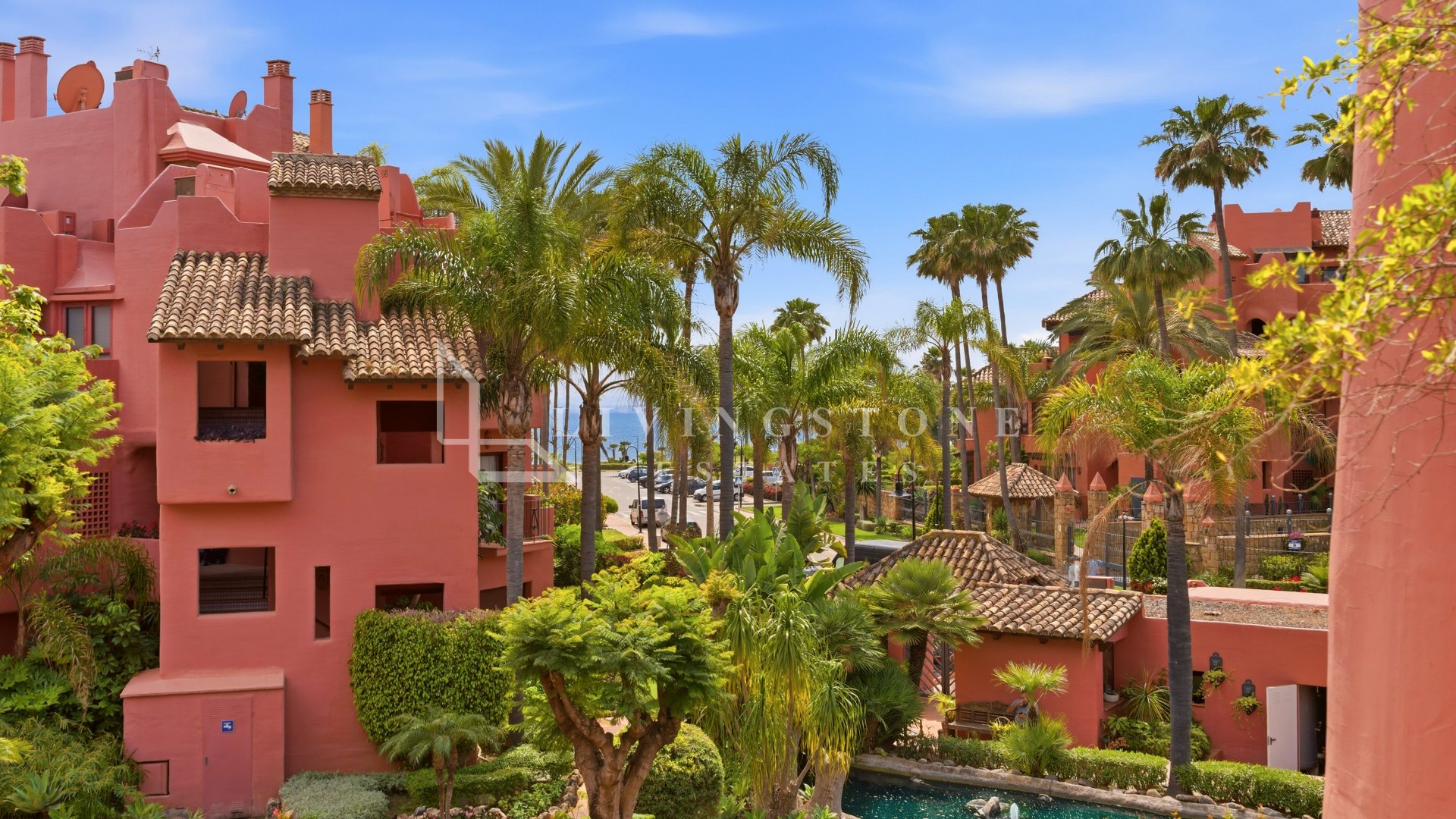 Elegante ático dúplex en primera línea de playa en Menara Beach, Estepona Este.