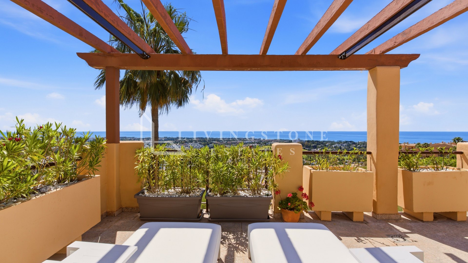Attractive penthouse with panoramic sea and mountains views!