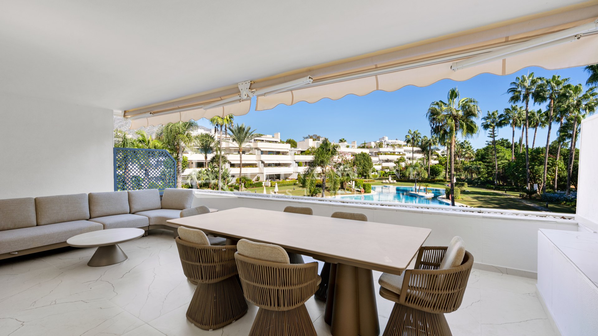 Apartamento de lujo en primera línea de golf en Los Granados Golf, Nueva Andalucía