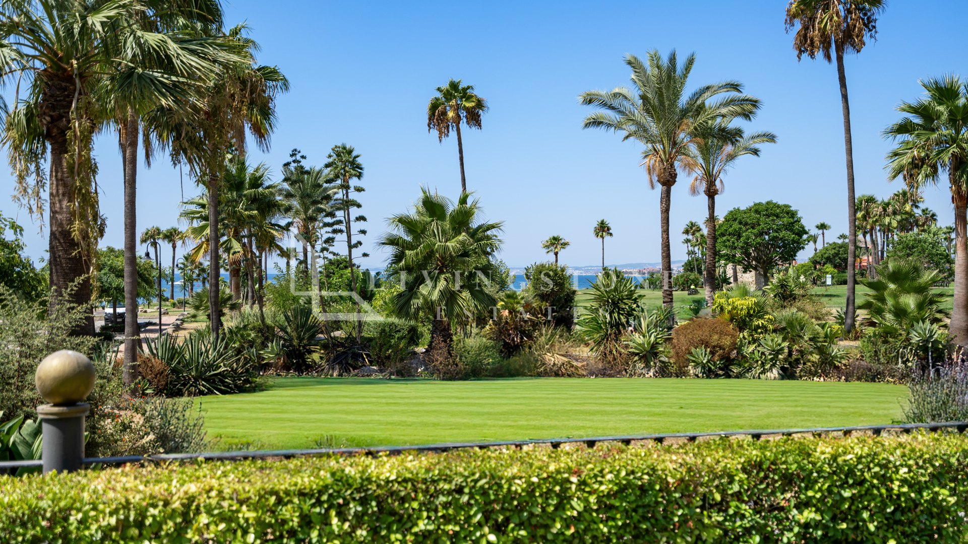 Planta baja única en Torre Bermeja con jardín en esquina y vistas panorámicas al mar. Lujo, privacidad y luz en la mejor urbanización de la Nueva Milla de Oro.
