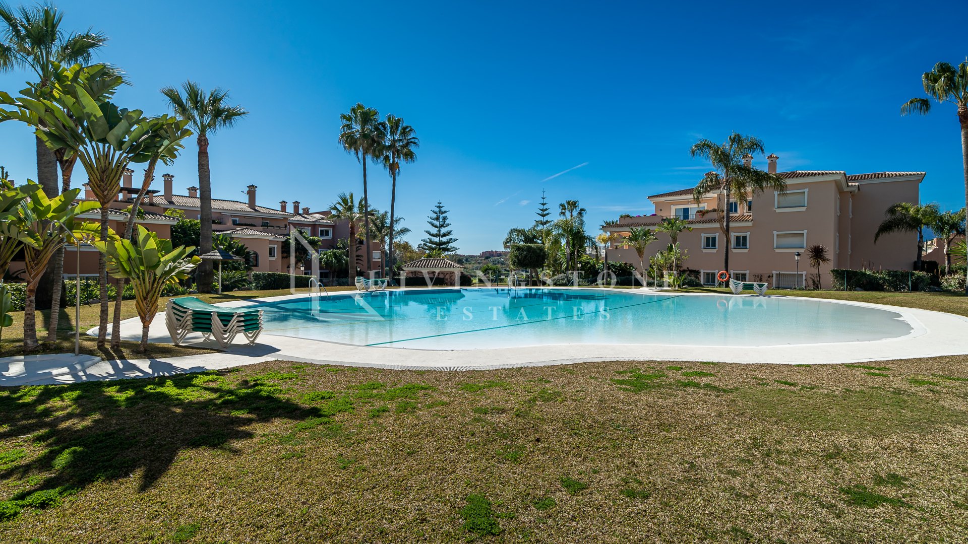 Attractive bechside penthouse on New Golden Mile!