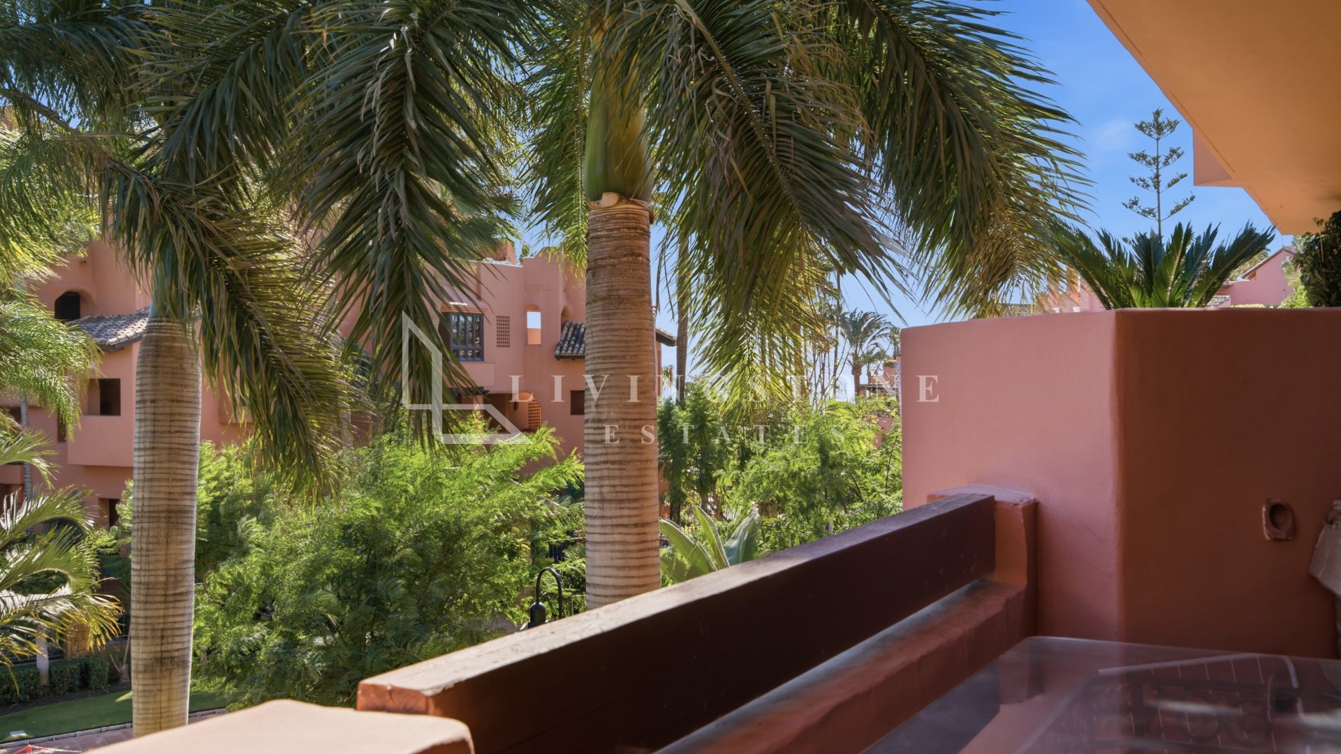 Spacious 2bedroooms beachside apartment on the New Golden Mile!